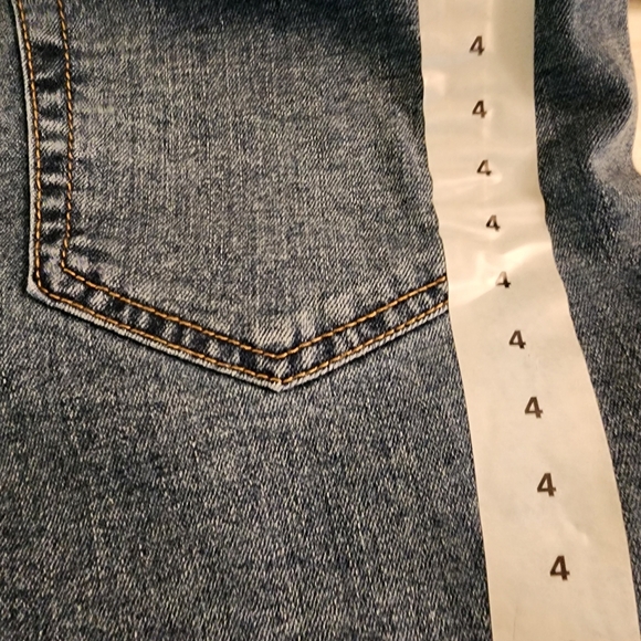 7 For All Mankind Classic Blue Denim Shorts. Retails $52 - Picture 4 of 5